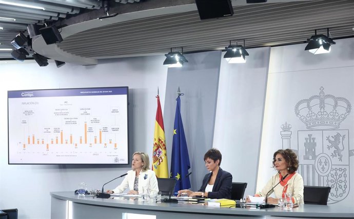 La vicepresidenta primera y ministra de Asuntos Económicos y Transformación Digital, Nadia Calviño; la ministra de Política Territorial y portavoz del Gobierno, Isabel Rodríguez, y la ministra de Hacienda y Función Pública, María Jesús Montero.