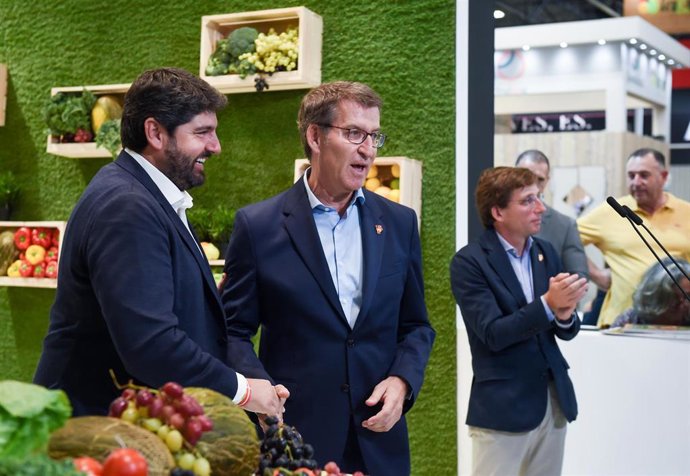 (I-D) El presidente del Partido Popular de la Región de Murcia (PPRM), Fernando López Miras; el presidente del Partido Popular, Alberto Núñez Feijóo, y el alcalde de Madrid, José Luis Martínez-Almeida, en su visita a la Feria Internacional de Frutas y V