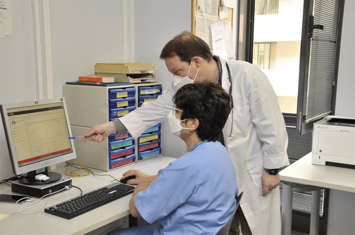 Archivo - Profesionales de HADO controlan los parámetros del paciente