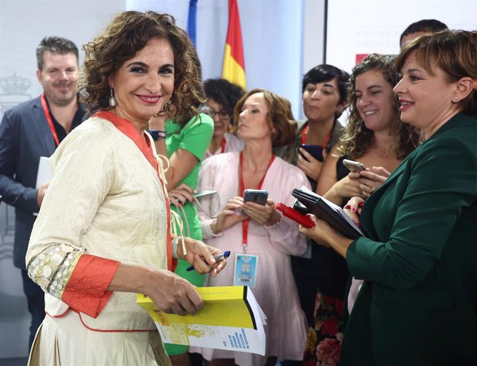 La ministra de Hacienda y Función Pública, María Jesús Montero,  sostiene el libro de los Presupuestos Generales del Estado 2023  tras una rueda de prensa posterior al Consejo de Ministros, en el Palacio de La Moncloa, a 4 de octubre de 2022, en Madrid 
