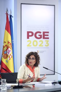 La ministra de Hacienda y Función Pública, María Jesús Montero, ofrece una rueda de prensa posterior al Consejo de Ministros, en el Palacio de La Moncloa, a 4 de octubre de 2022, en Madrid (España). El Gobierno ha aprobado este martes el proyecto de ley