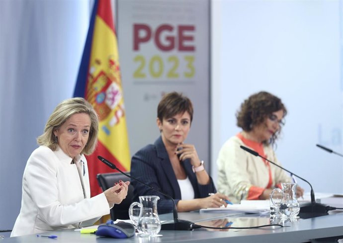 (I-D) La vicepresidenta primera y ministra de Asuntos Económicos y Transformación Digital, Nadia Calviño; la ministra de Política Territorial y portavoz del Gobierno, Isabel Rodríguez, y la ministra de Hacienda y Función Pública, María Jesús Montero, du