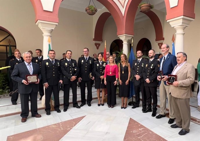 La alcaldesa de Alcalá, en el centro, en el acto de homenaje a las fuerzas de seguridad, en el Consistorio.
