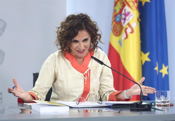 La ministra de Hacienda y Función Pública, María Jesús Montero, ofrece una rueda de prensa posterior al Consejo de Ministros, en el Palacio de La Moncloa, a 4 de octubre de 2022, en Madrid (España). 