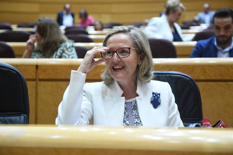 La vicepresidenta primera y ministra de Asuntos Económicos y Transformación Digital, Nadia Calviño, a su llegada a una sesión de control al Gobierno en el Senado
