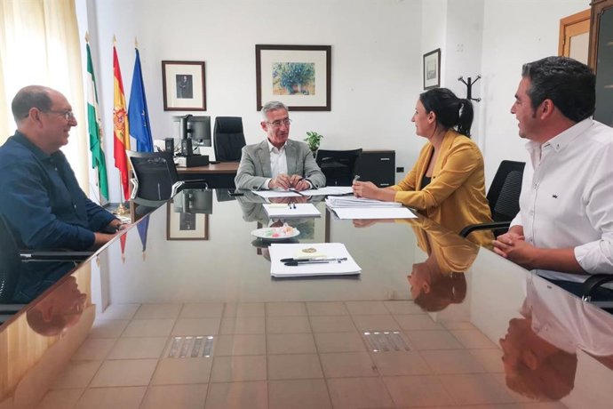 Reunión de la alcaldesa de Villamanrique con el delegado territorial de Educación.