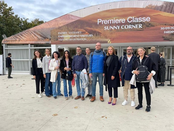 Ana Carrera en París con la expedición gaditana.
