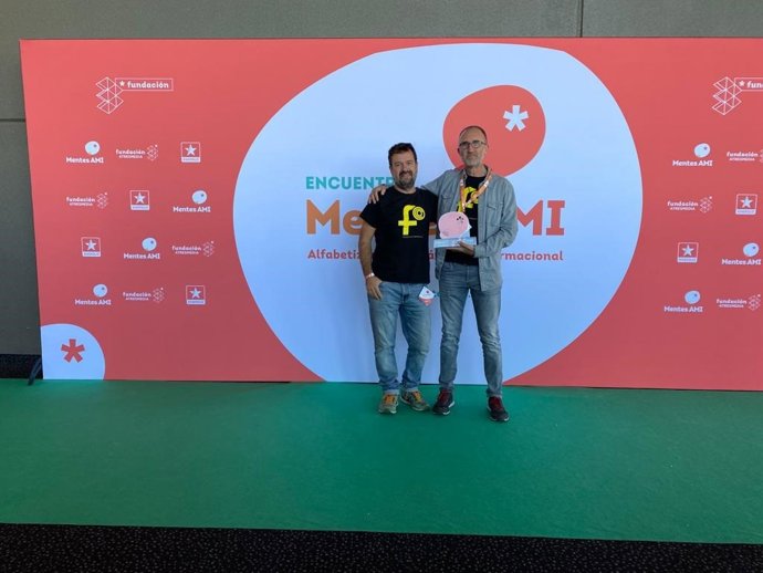 Los profesores Javier Goytre y Miguel Sánchez del IES Lope de Vega de Fuente Obejuna reciben el premio de Atresmedia.