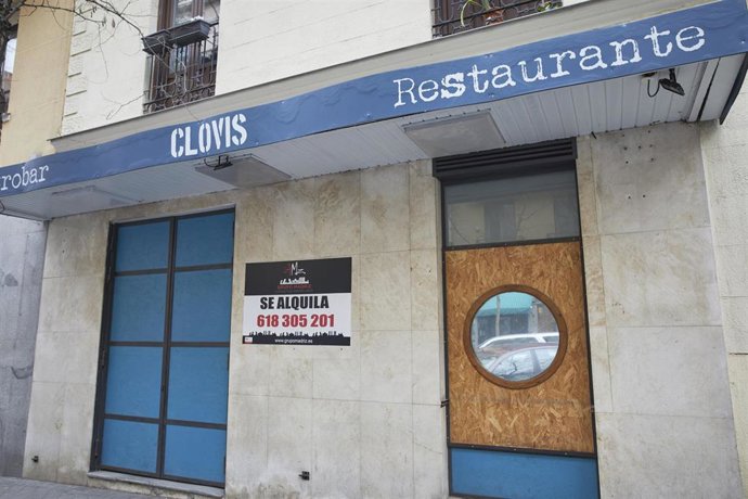 Archivo - Un local cerrado muestra un cartel de SE VENDE en el centro de Madrid (España), a 4 de marzo de 2021. 