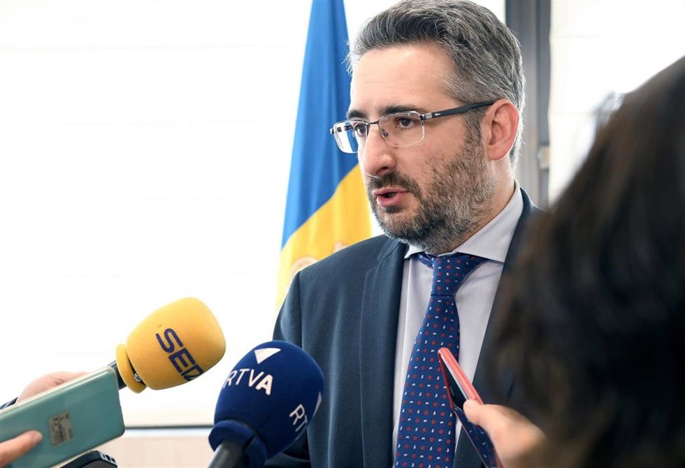 El ministro de Finanzas, Eric Jover, atendiendo a la prensa
