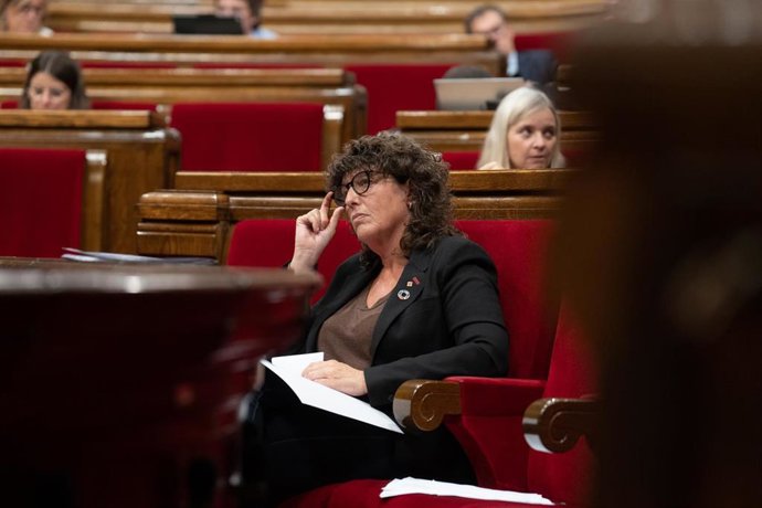 La consellera de Acción Climática, Teresa Jord, en el pleno del Parlament, a 4 de octubre de 2022.