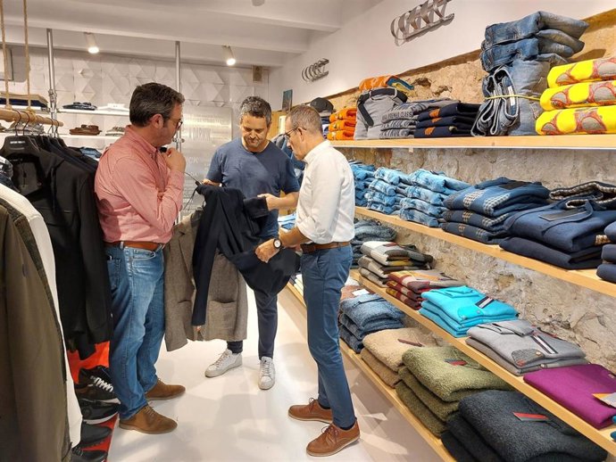 El vicepresidente del Govern, Juan Pedro Yllanes, visita un comercio adherido a la campaña de los Bonos Comerciales Islas Baleares