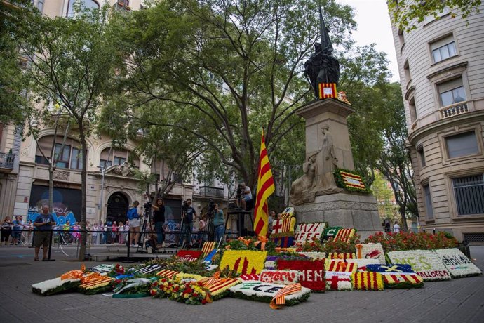 Vista de logos de partidos políticos de Cataluña en la ofrenda floral ante el monumento de Rafael Casanova con motivo de la Diada en 2021