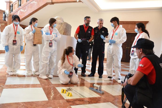 Escolares participan en la resolución de un robo de una obra de Chillida en el Bellas Artes de Bilbao recreado en un proyecto de la estrategia Steam