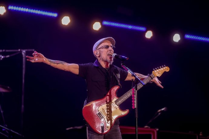Archivo - Fito Cabrales, cantante de Fito & Fitipaldis durante un concierto en el Wizink Center