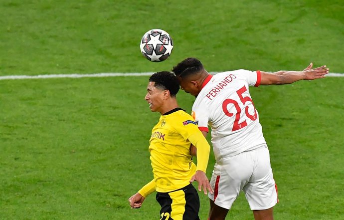 Archivo - 09 March 2021, North Rhine-Westphalia, Dortmund: Dortmund's Jude Bellingham (L) and Sevilla's Fernando battle for the ball during the UEFA Champions League round of 16, second leg soccer match between Borussia Dortmund and Sevilla FC at Signal