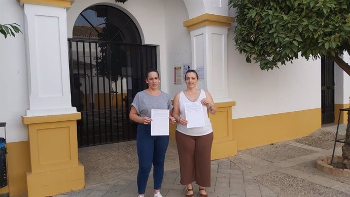 Dos madres de Palenciana, ante el Ayuntamiento, muestran las nuevas firmas de apoyo que están recabando para reclamar un pediatra.