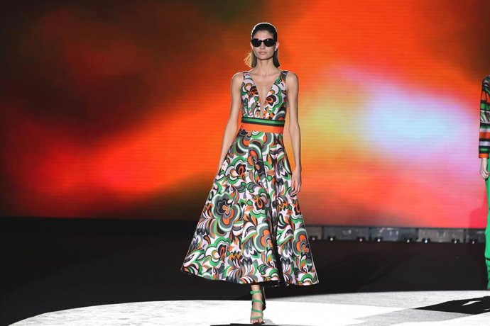 Archivo - Una modelo desfila para Hannibal Laguna durante la Mercedes Benz Fashion Week celebrada en Ifema