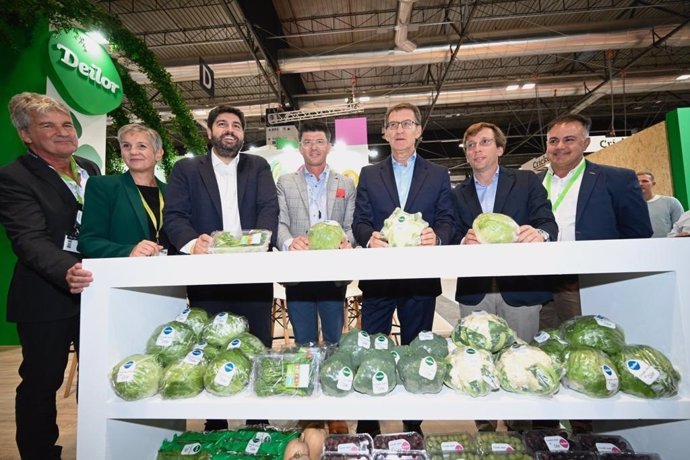 Los presidentes del PP y el PPRM visitan el pabellón de la Región de Murcia en Fruit Atraction