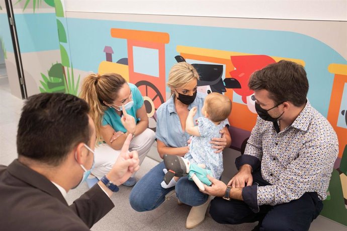 Los padres de Carmen, la primer bebé que nació en el Materno-Infantil de Quirónsalud, que cumple este 4 de octubre el primer año de vida.