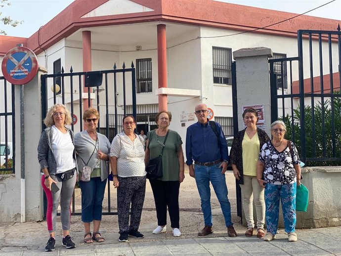 De la Rosa (3 dcha.) y la coordinadora de IU en Córdoba capital, Irene Ruiz (2 dcha.), ante el Centro de Servicios Sociales de la calle Motril.