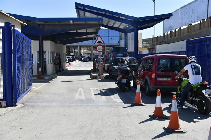 Archivo - Varios vehículos en el paso fronterizo de España y Marruecos en Ceuta