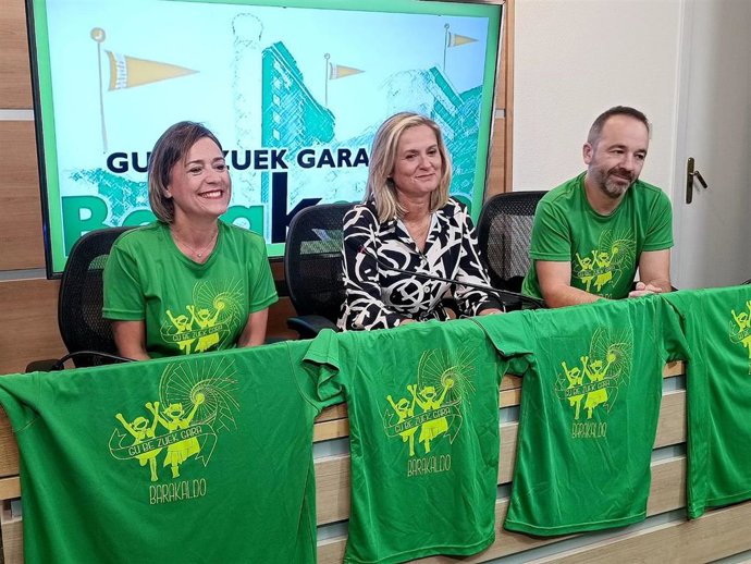 La alcaldesa de Barakaldo, Amaia del Campo, junto a miembros de La Cuadri del Hospi.