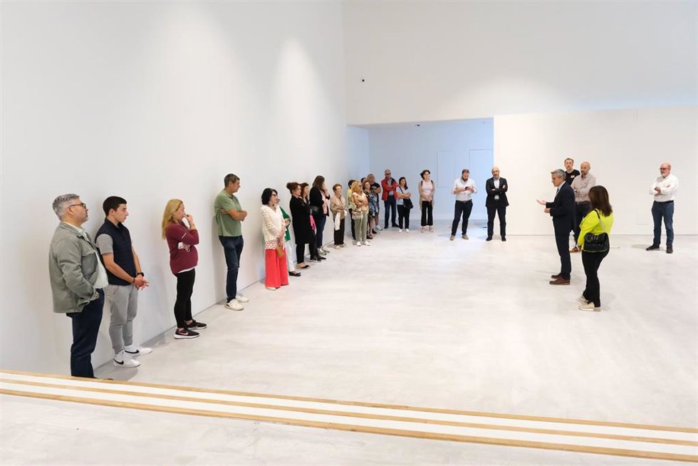 El vicepresidente y consejero de Universidades, Igualdad, Cultura y Deporte, Pablo Zuloaga, visita las instalaciones del futuro Centro de Arte Rupestre de Puente Viesgo junto a representantes de los Grupos de Acción Local