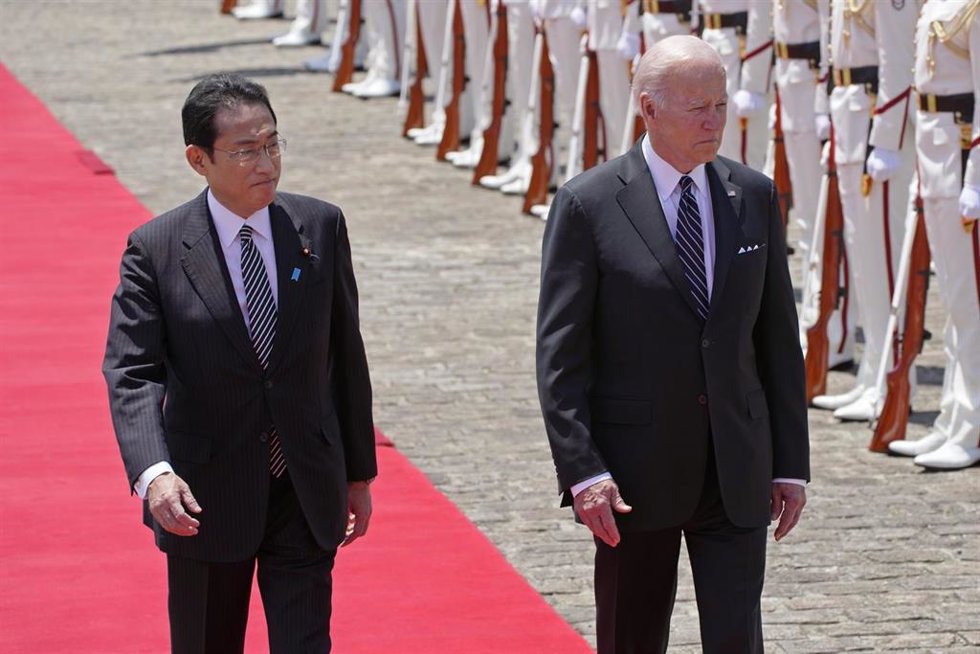 Archivo - El primer ministro japonés, Fumio Kishida, y el presidente de Estados Unidos, Joe Biden