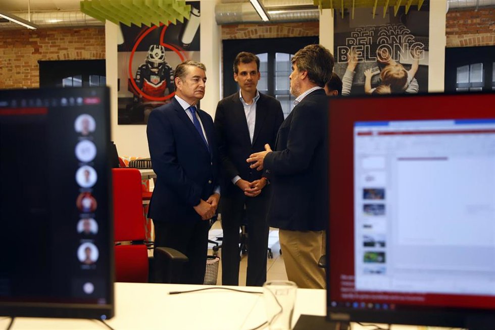 El consejero de la Presidencia, Interior, Diálogo Social y Simplificación Administrativa de la Junta de Andalucía, Antonio Sanz, (i) visita Centro I+D de Vodafone para firmar un protocolo de colaboración entre la Junta y esta compañía, en Málaga.