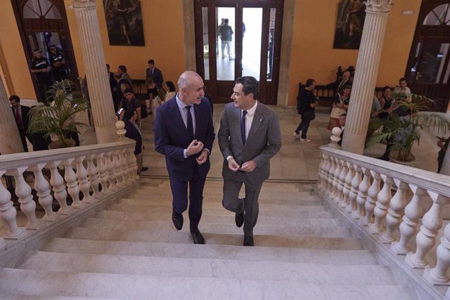 El presidente de la Junta de Andalucía, Juanma Moreno, (d) junto al alcalde de Sevilla, Antonio Muñoz, (i) durante la visita institucional al Ayuntamiento de Sevilla, a 4 de octubre de 2022 en Sevilla (Andalucía, España). 