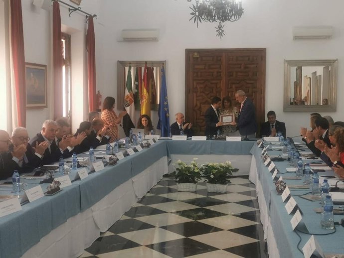 El presidente de la DPH elogia la defensa del municipalismo de la impulsora del congreso de despoblación nacional, Charo Cordero, en el homenaje de la FEMP