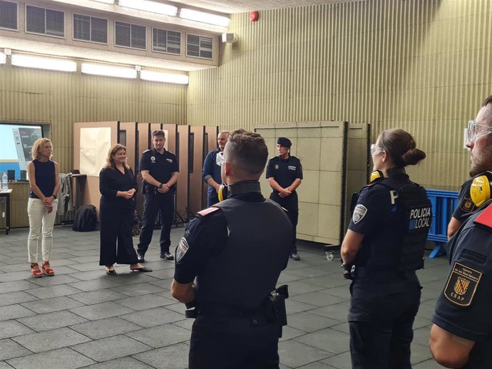 La consellera Garrido, durante su visita.