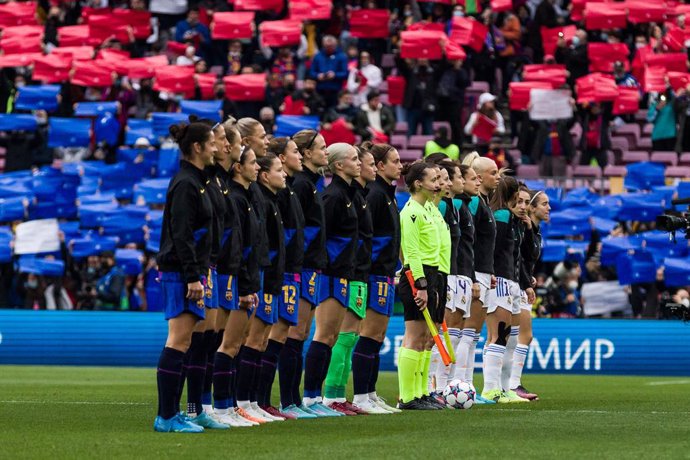 Archivo - Players of FC Barcelona and Real Madrid CF pose for photo during the UEFA Women's Champions League Quarter Finals  match between FC Barcelona and Real Madrid CF at Camp Nou on March 30, 2022 in Barcelona, Spain.