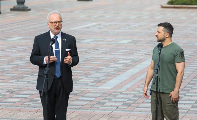 El presidente de Letonia, Egils Levits, y su homólogo ucraniano, Volodimir Zelenski.
