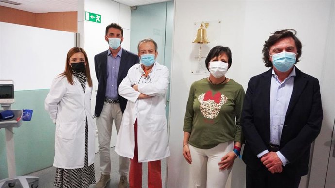 Quirónsalud y la Asociación Española Contra el Cáncer hacen sonar la 'Campana de los sueños'.