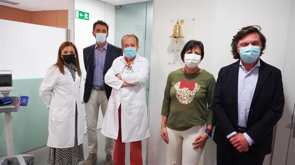 Quirónsalud y la Asociación Española Contra el Cáncer hacen sonar la 'Campana de los sueños'.