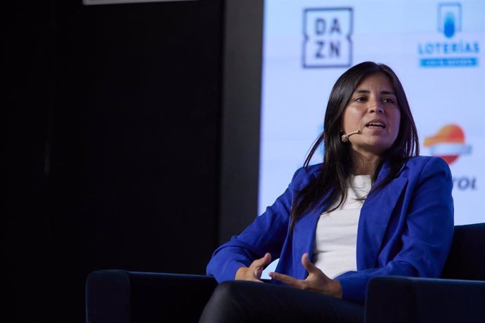 Archivo - La presidenta de FUTPRO, Amanda Gutiérrez, durante su intervención en los Desayunos Deportivos de Europa Press