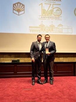 El consejero de Universidad, Investigación e Innovación, José Carlos Gómez Villamandos (dcha.), recibe la Medalla de Oro de la Facultad de Veterinaria de la UCO por su trayectoria profesional