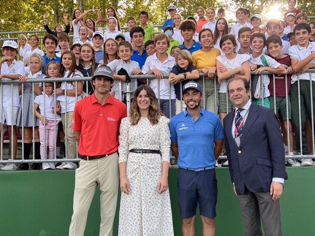 Sofía Miranda junto a los golfistas españoles Pedro Oriol (izda) y Sebastián García (dcha)