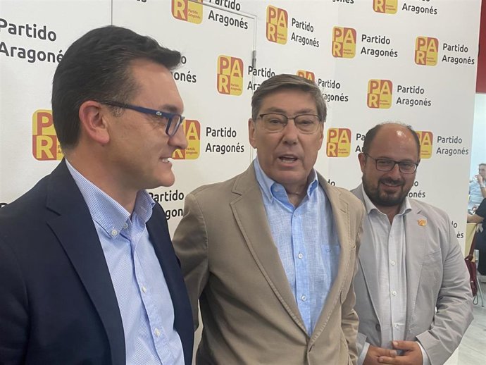 El presidente del PAR, Arturo Aliaga, en el centro, en un receso de la reunión de la Ejecutiva.