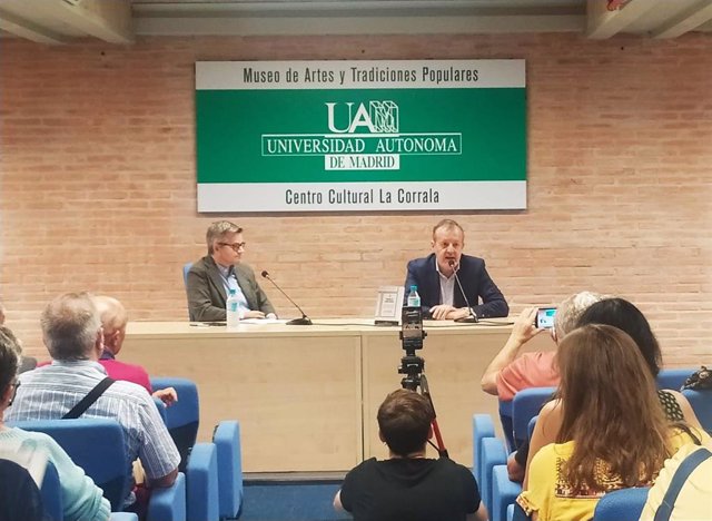 El exconsejero de Políticas Sociales de Madrid, Alberto Reyero, durante la presentación de su libro 'Murieron de forma indigna'.