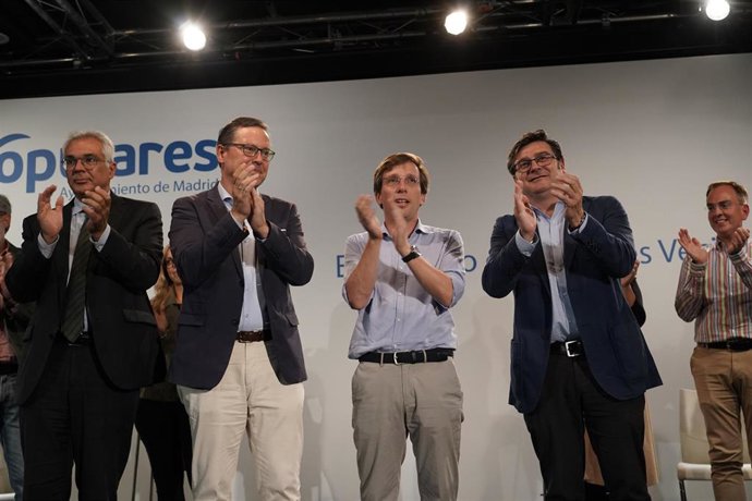 El alcalde de Madrid, José Luis Martínez-Almeida, en un encuentro con los vocales vecinos del Partido Popular adscritos en los distritos de la capital