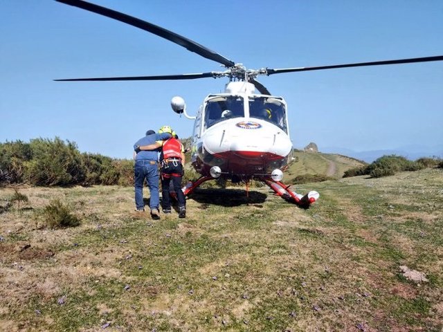 Helicóptero Gobierno rescata a un senderista que se sintió indispuesto en Liébana