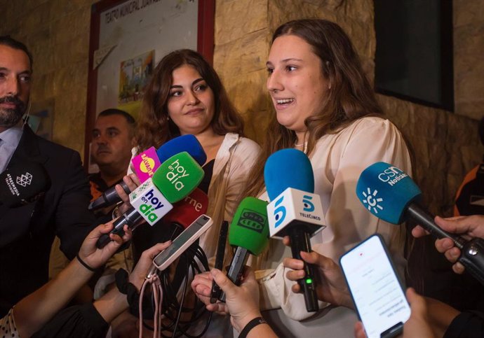 Las hijas de Jesús Quintero, Lola y Andrea, a las puertas de la capilla ardiente.