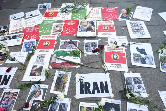 Varias personas se manifiestan para pedir respeto por los derechos de las mujeres iraníes, en la plaza del Callao, a 1 de octubre de 2022