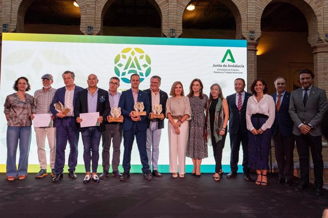 La consejera de Empleo, Empresa y Trabajo Autónomo de la Junta de Andalucía, Rocío Blanco, (7d) posa en la foto de familia durante la celebración de la V edición de los Premios a la Artesanía de Andalucía 2022.