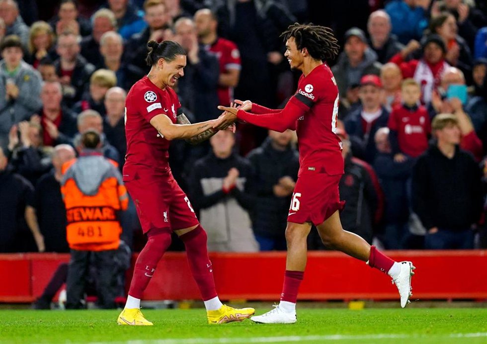Darwin Núñez celebra con Trent Alexander-Arnold el 1-0 en el Liverpool-Rangers de la Liga de Campeones 2022-2023