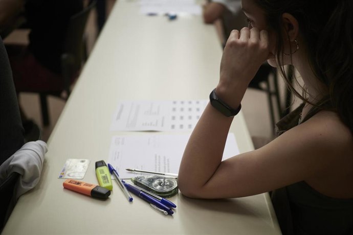 Archivo - Una joven en un pupitre