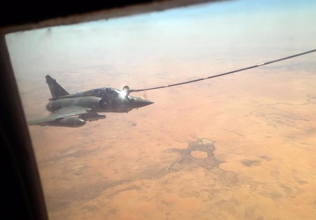 Archivo - Un avión español reabastece combustible a un 'caza' francés en Malí (ARCHIVO)